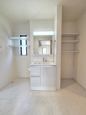 太田市新井町　中古住宅の洗面所|洗面脱衣所は3帖と広々！収納棚もついており便利です！