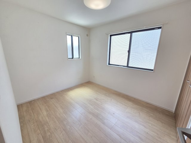 太田市新井町　中古住宅の洋室|2階5.2帖の洋室