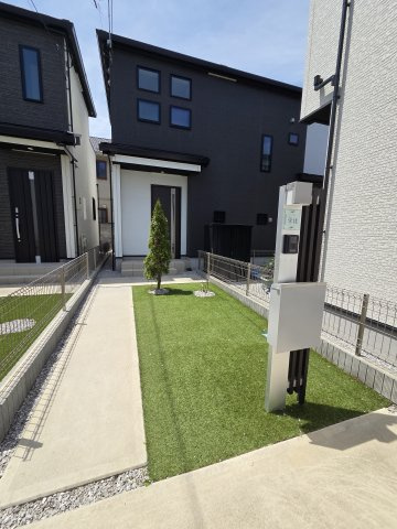 太田市新井町　中古住宅の玄関|駐車場から玄関へのアプローチ。土間と緑でキレイに整備されています。