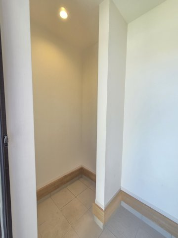 太田市新井町　中古住宅の玄関|シューズクローク