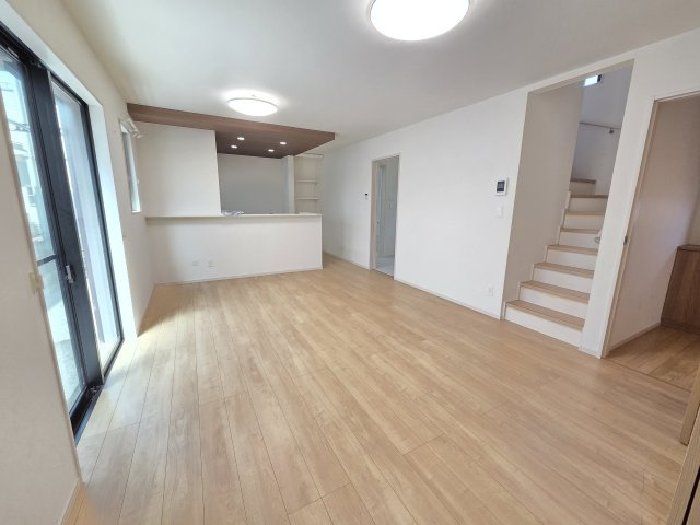 太田市新井町　中古住宅の居間・リビング|リビングイン階段です！