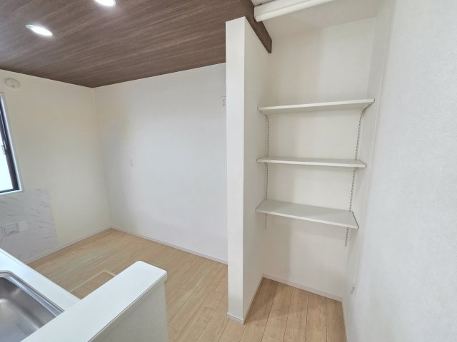 太田市新井町　中古住宅のキッチン|キッチンには収納棚付き♪