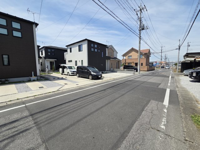 太田市新井町　中古住宅の前面道路含む現地写真|北側前面道路幅員約6.8ｍ