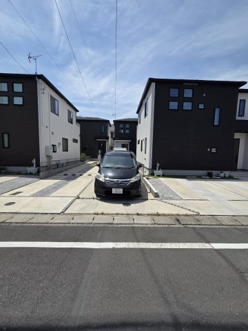 太田市新井町　中古住宅の駐車場|駐車は建物北側に縦列2台可能です！