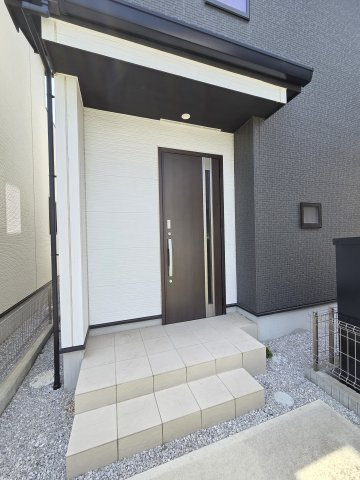 太田市新井町　中古住宅の玄関|TVモニター付きドアホンはポストと一体型！