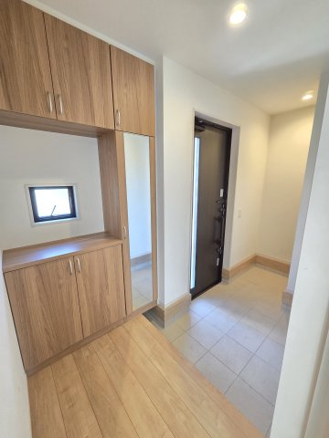 太田市新井町　中古住宅の玄関|シューズボックスとシューズインクロークで玄関スッキリ♪