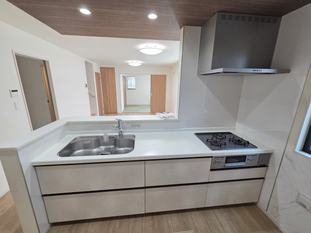 太田市新井町　中古住宅のキッチン|2550ｍｍサイズのキッチンは作業スペースが広く使いやすいです！シンクも広々で洗い物も楽々♪