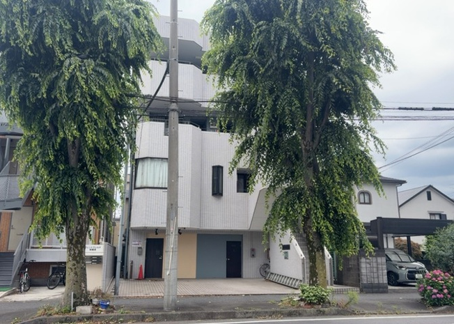 【外観】 | エターナル千代田 | 家を建てる場合、方位は要チェックです。現実的に日当たりのよい家ならばリビングは南側、建築基準法でも北側に当たる家への配慮は求められています。土地を見学に行く際は、方位磁針を持って行くようにしましょう。