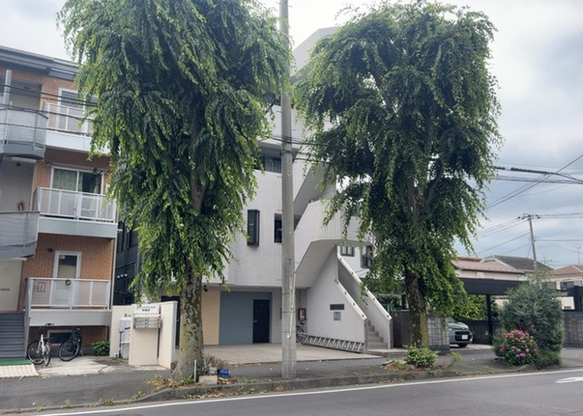 【外観】 | エターナル千代田 | 土地を買う際、住む地域の自治体や福祉の補助制度にも注目してみましょう。子供や老人の医療補助やゴミ出しのルールなど、自治体によってルールに大きな違いがあるため、暮らしやすい土地で判断するとよいでしょう。