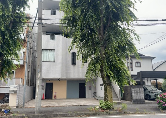 【外観】 | エターナル千代田 | 土地の前の道路に消火栓が設置されていることがあります。この場合、道路交通法第45条第1項により、駐車禁止の場所が指定されています。そのため、車庫などの駐車スペースをつくることができない場合があります。