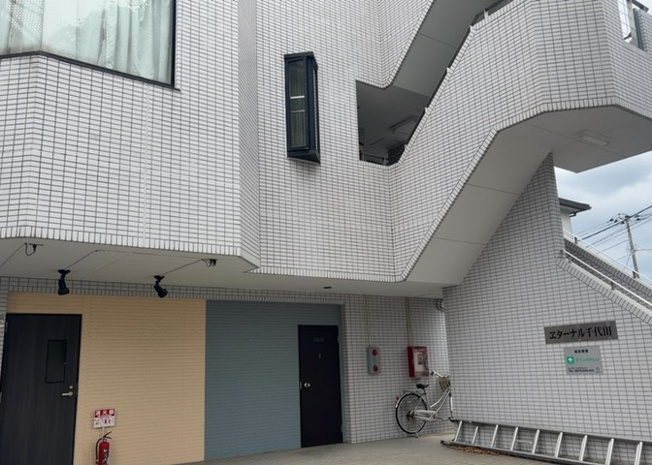【外観】 | エターナル千代田 | 隣家の土地はどうなっているのか、生活利便施設が近くにあるのか、学校まで近いかなど、お客様のライフスタイルにあわせたイメージが重要です。また、近くにあると困る施設が近くにないかも確認するといいでしょう。