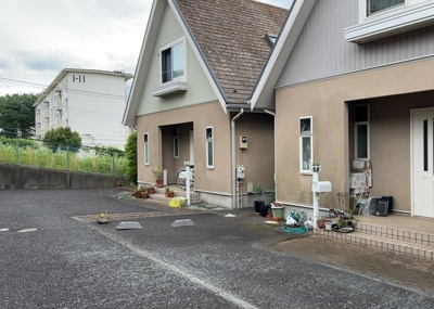 【玄関】 | まほーむ藤の台 | 玄関は家の顔でもあり、家族以外の目にも止まる場所です。玄関は外との間を仕切る扉、靴などをしまっておく収納スペース、靴脱ぎのたたきスペース、来客とのやり取りをするドアホンなど複数のアイテムからなります。