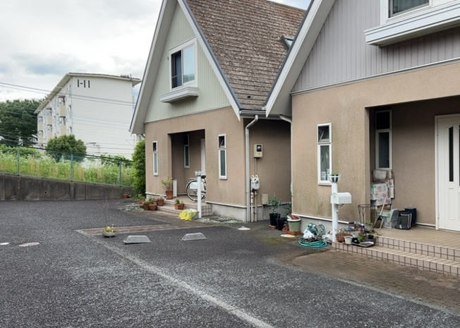 【玄関】 | まほーむ藤の台 | 玄関は家の顔でもあり、家族以外の目にも止まる場所です。玄関は外との間を仕切る扉、靴などをしまっておく収納スペース、靴脱ぎのたたきスペース、来客とのやり取りをするドアホンなど複数のアイテムからなります。