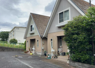 【外観】 | まほーむ藤の台 | 木造住宅とは土台、壁、柱など建築物の強度を支える構造体の材に木が使用されている構造を指します。構造体は建物の自重を支えるだけではなく風圧や水圧、積裁荷重などあらゆる衝撃に耐えるための基礎です。