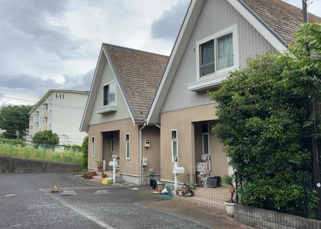 【外観】 | まほーむ藤の台 | 木造住宅とは土台、壁、柱など建築物の強度を支える構造体の材に木が使用されている構造を指します。構造体は建物の自重を支えるだけではなく風圧や水圧、積裁荷重などあらゆる衝撃に耐えるための基礎です。