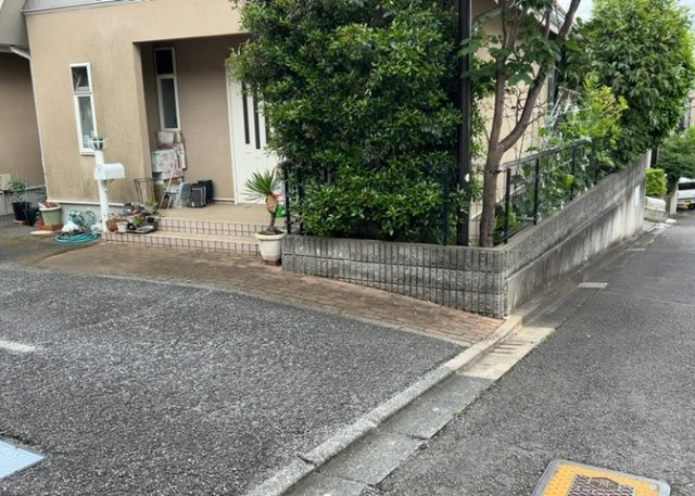 【外観】 | まほーむ藤の台 | 建物の基礎工事の方法は、主流となっているベタ基礎（防湿基礎）と布基礎の２種類に分類され、床下の通気性や耐久性などに違いがあります。建物の基礎部分の構造や付帯設備など詳細については現地でご確認ください。