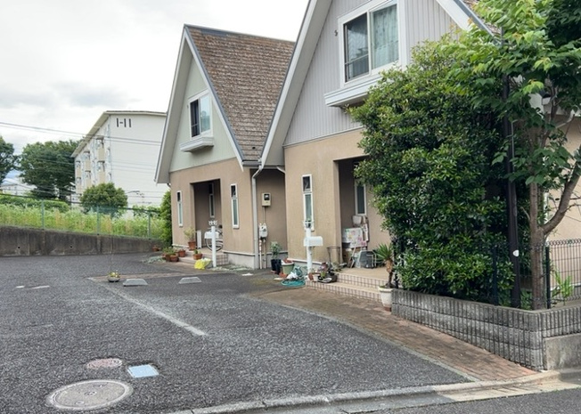 【内装】 | まほーむ藤の台 | 玄関ポーチにおいて最も重視すべきと言っても良いのが広さです。適切な広さの玄関ポーチでないと外見的なバランスは崩れてしまいますし、何より使いにくくなってしまいますので、現地で実際に下見をしてみましょう！