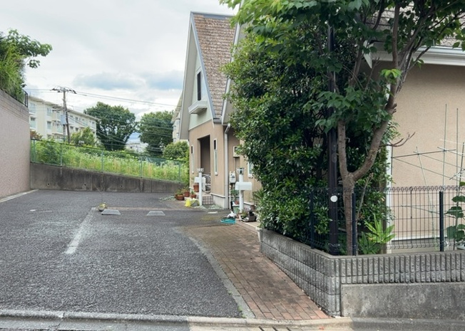 【外観】 | まほーむ藤の台 | 隣家の土地はどうなっているのか、生活利便施設が近くにあるのか、学校まで近いかなど、お客様のライフスタイルにあわせたイメージが重要です。また、近くにあると困る施設が近くにないかも確認するといいでしょう。