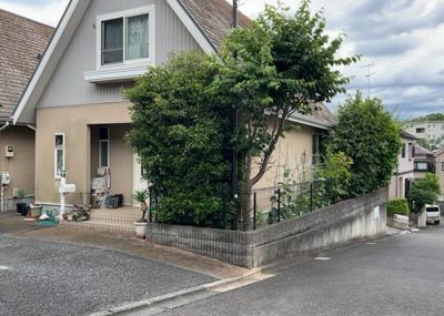 【外観】 | まほーむ藤の台 | 南側道路の場合は長い時間光を入れ込むことができるため、庭やリビングを道路側に持ってくることが多く土地価格も高い傾向にあります。一方北側道路だとリビングや庭が南側になりプライバシーを守ることができます。