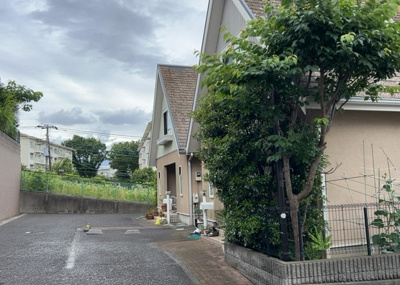 【外観】 | まほーむ藤の台 | 東側道路の場合は居室を南向きに設計しやすいため、朝日が入りやすいというメリットがあります。一方、西側道路も東側同様に居室を南向きに設計しやすいのですが、住宅地だと朝日が入りにくいという弱点があります。