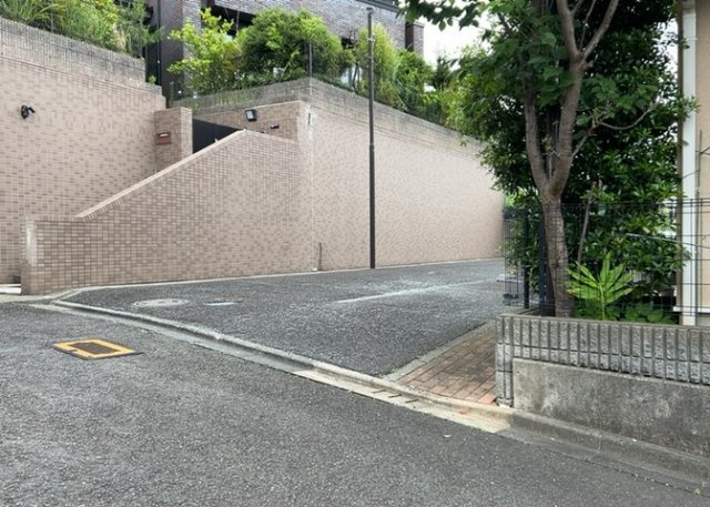 【展望】 | まほーむ藤の台 | 土地の地勢が高台の場合、景色を綺麗にみることができ、景色にこだわってお家探ししている方におすすめです！また平坦地よりも風通しがいいというメリットがあります。デメリットもあるので是非現地でご確認下さい。