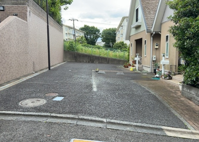 【駐車場】 | まほーむ藤の台 | 車一台あたりに必要なスペースは、標準サイズの普通自動車で横幅2m50cm、長さ5mは必要になります。ただし、乗降のことも考慮して横幅3m30cm、長さ5m50cmほどは確保できるところを選びましょう。
