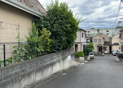 【外観】 | まほーむ藤の台 | 庭のある家に住むことのメリットとして、子どもたちの遊び場を確保できること、ガーデニングや家庭菜園を楽しめること、明るさを確保できることがあります。また、配置を工夫することでプライバシーが確保できます。