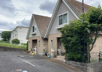 【外観】 | まほーむ藤の台 | 住宅用の土地では前面道路に2m以上接していなければならないと法律で定められています。しかし、お持ちの車のサイズやライフスタイルなどにより、2mでは利便が悪い場合もございますので、事前に確認しましょう。