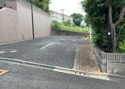 【駐車場】 | まほーむ藤の台 | 駐車場と明記されていても、最小スペースでつくられた駐車場だと大型車は駐車できなかったり、出入りしにくくなったりする可能性があります。お車のサイズと購入したい物件の駐車場のサイズを現地で確認しましょう。