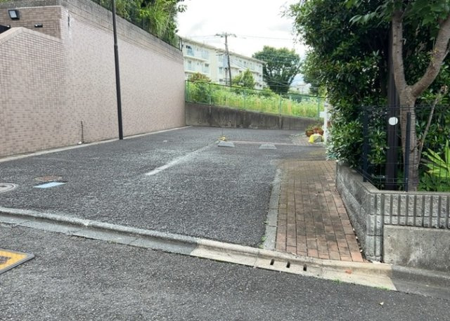 【駐車場】 | まほーむ藤の台 | 駐車場と明記されていても、最小スペースでつくられた駐車場だと大型車は駐車できなかったり、出入りしにくくなったりする可能性があります。お車のサイズと購入したい物件の駐車場のサイズを現地で確認しましょう。