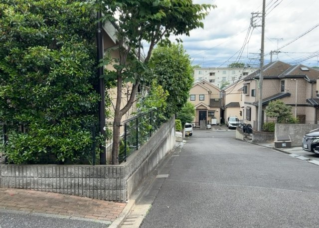 【外観】 | まほーむ藤の台 | 庭があることでガーデニングや家庭菜園はもちろん、こどもの遊び場やペットを放して遊ぶことができます。また、家の周囲に余裕があるということです。隣地との間があれば、十分な日当たりと、風通しが確保できます。
