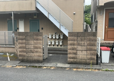 【外観】 | ラ・カーサフェリーチェ | 土地の形が極端に長細かったり、狭小地、あるいは道路との高低差がある傾斜地だった場合、後々売ろうとしても買い手がつかない場合もあります。後々、売却することになった時に価値の下がらない土地を選びましょう。