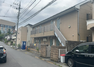 【外観】 | ラ・カーサフェリーチェ | 家を建てる場合、方位は要チェックです。現実的に日当たりのよい家ならばリビングは南側、建築基準法でも北側に当たる家への配慮は求められています。土地を見学に行く際は、方位磁針を持って行くようにしましょう。