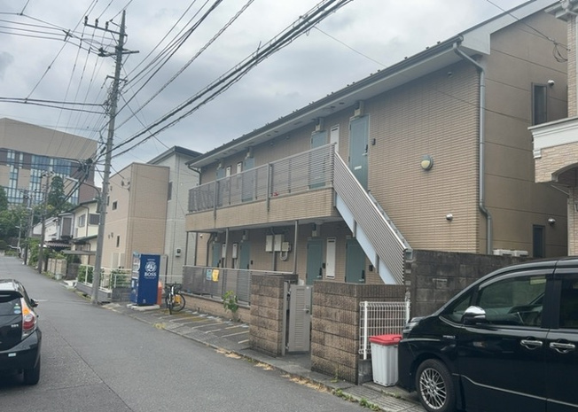【外観】 | ラ・カーサフェリーチェ | 家を建てる場合、方位は要チェックです。現実的に日当たりのよい家ならばリビングは南側、建築基準法でも北側に当たる家への配慮は求められています。土地を見学に行く際は、方位磁針を持って行くようにしましょう。