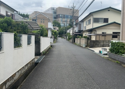 【外観】 | ラ・カーサフェリーチェ | 隣家の土地はどうなっているのか、生活利便施設が近くにあるのか、学校まで近いかなど、お客様のライフスタイルにあわせたイメージが重要です。また、近くにあると困る施設が近くにないかも確認するといいでしょう。