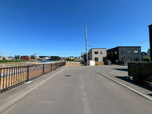星置２条７丁目 ２号地の前面道路含む現地写真|本地前面道路 幅員８．０ｍ
