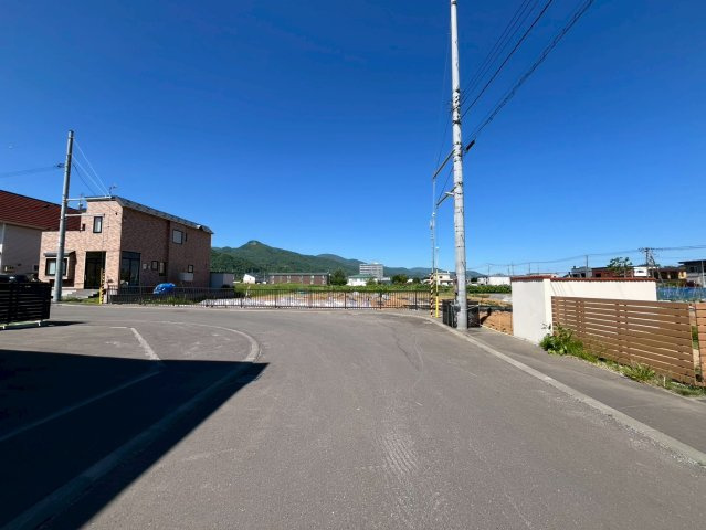 星置２条７丁目 ２号地の前面道路含む現地写真|本地前面道路 幅員８．０ｍ