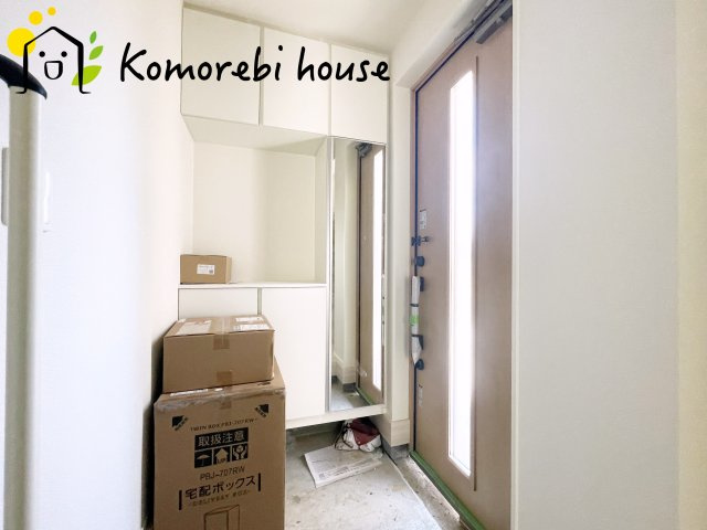 上尾市大谷本郷　01期　新築一戸建て　リナージュネクスジー　01の玄関|明るい玄関です