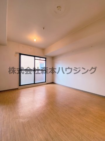 【居間・リビング】 | 　インぺリアルコート星田 | ※同タイプ別室の写真となります。
　設備内容や内装色調など相違がある場合は実際のお部屋の現状優先となります。