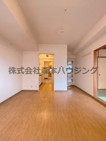【居間・リビング】 | 　インぺリアルコート星田 | ※同タイプ別室の写真となります。
　設備内容や内装色調など相違がある場合は実際のお部屋の現状優先となります。