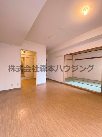 【居間・リビング】 | 　インぺリアルコート星田 | ※同タイプ別室の写真となります。
　設備内容や内装色調など相違がある場合は実際のお部屋の現状優先となります。