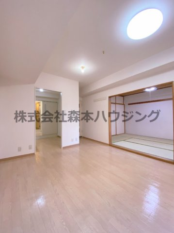 【居間・リビング】 | 　インぺリアルコート星田 | こちらのリビングで趣味の時間をお楽しみください