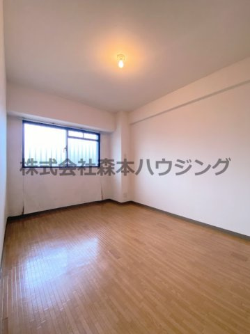 【洋室】 | 　インぺリアルコート星田 | ※同タイプ別室の写真となります。
　設備内容や内装色調など相違がある場合は実際のお部屋の現状優先となります。