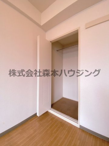 【収納】 | 　インぺリアルコート星田 | ※同タイプ別室の写真となります。
　設備内容や内装色調など相違がある場合は実際のお部屋の現状優先となります。