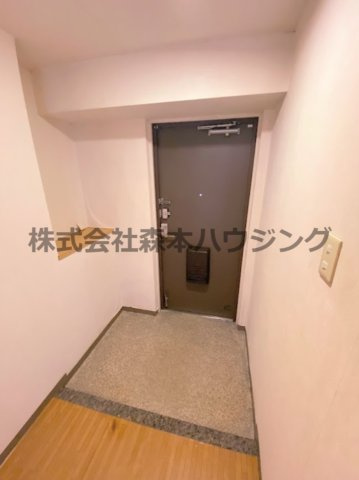 【玄関】 | 　インぺリアルコート星田 | ※同タイプ別室の写真となります。
　設備内容や内装色調など相違がある場合は実際のお部屋の現状優先となります。