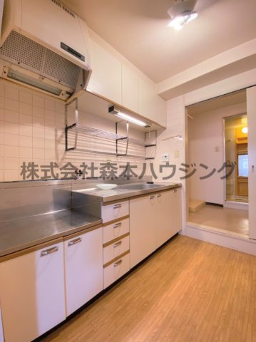 【キッチン】 | 　インぺリアルコート星田 | ※同タイプ別室の写真となります。
　設備内容や内装色調など相違がある場合は実際のお部屋の現状優先となります。