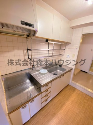 【キッチン】 | 　インぺリアルコート星田 | ※同タイプ別室の写真となります。
　設備内容や内装色調など相違がある場合は実際のお部屋の現状優先となります。