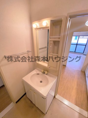 【独立洗面台】 | 　インぺリアルコート星田 | ※同タイプ別室の写真となります。
　設備内容や内装色調など相違がある場合は実際のお部屋の現状優先となります。