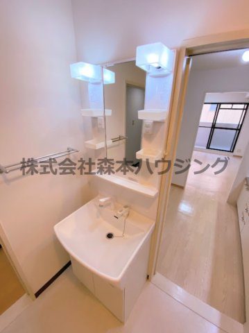 【独立洗面台】 | 　インぺリアルコート星田 | 独立洗面台で身支度をすべて済ませてしまいましょう