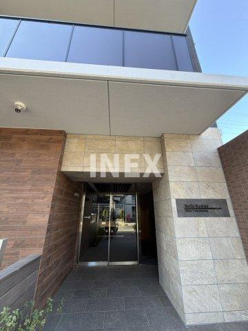 横浜市港北区新横浜１丁目の賃貸マンションのエントランス